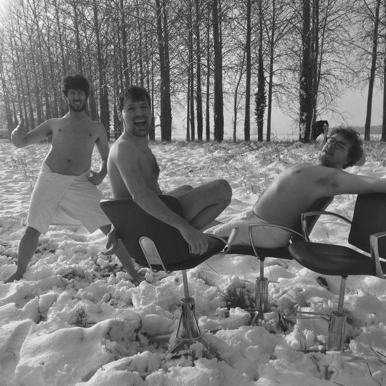 jojobeam-groupe de musique dans un champs en train de mettre de s'enjailler dans la neige lors d'une tournée musicale en france