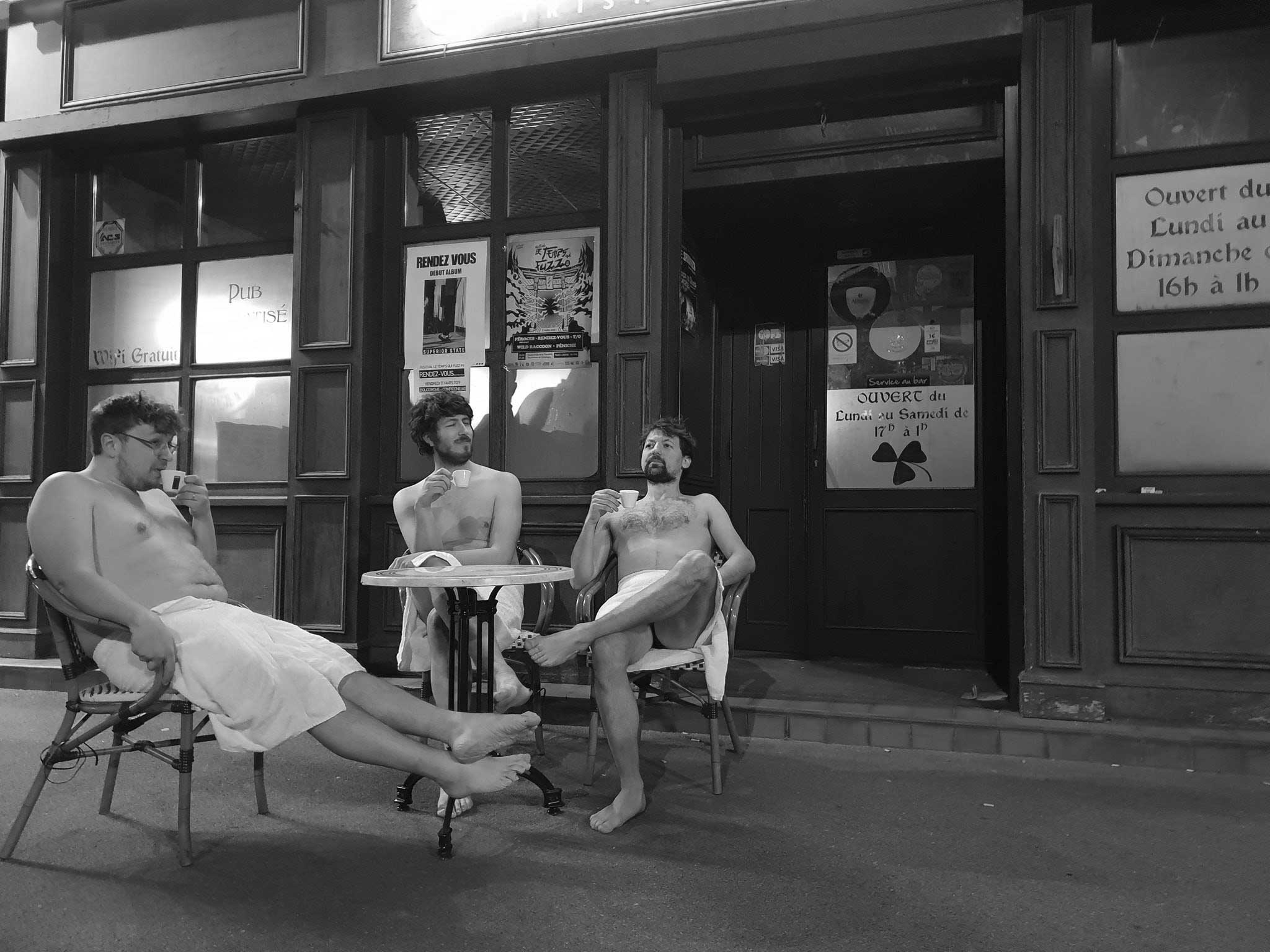 jojobeam-groupe de musique buvant un verre à une terrasse de café lors d'une tournée musicale en France