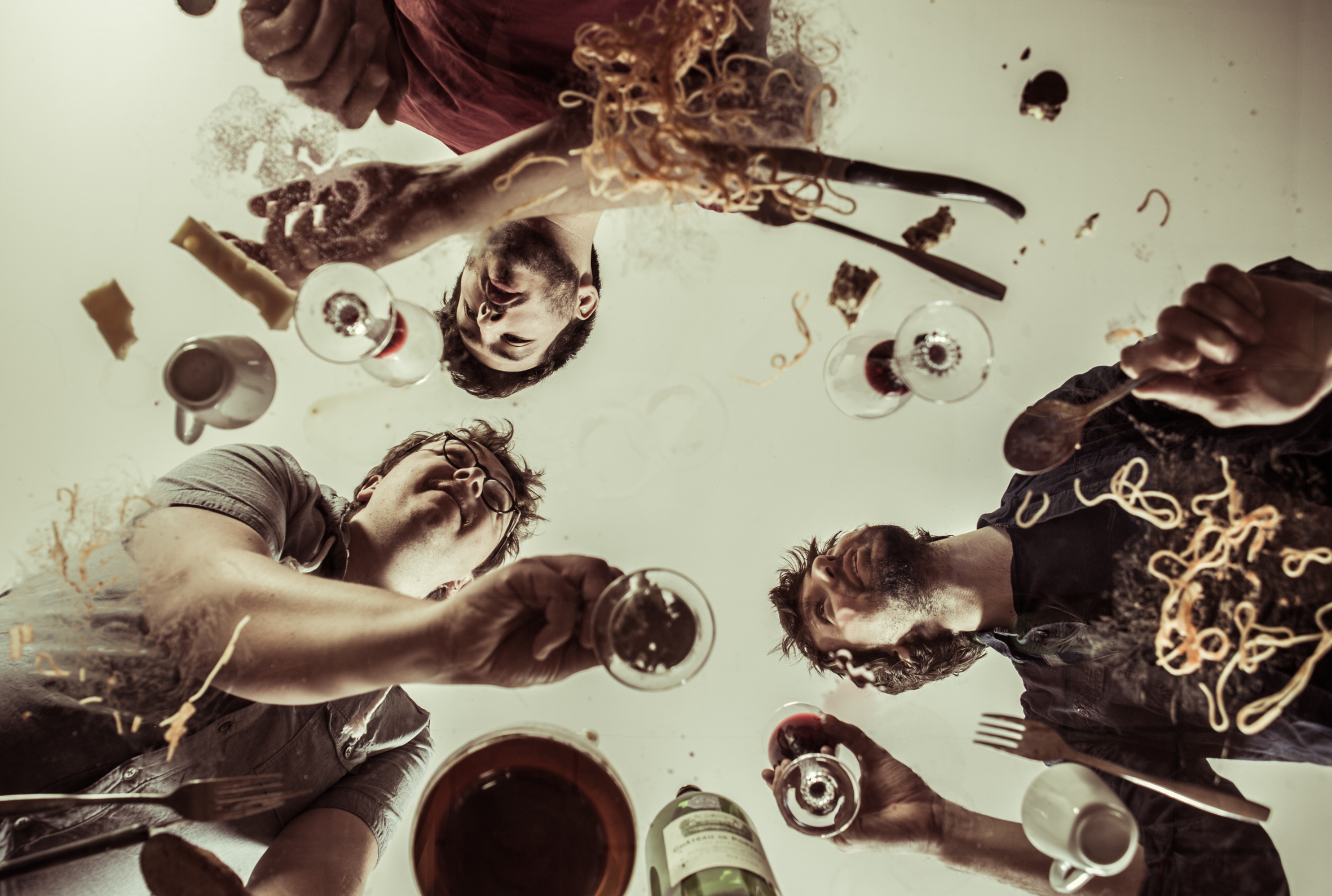 jojobeam-photo du groupe de math rock autour d'une table
