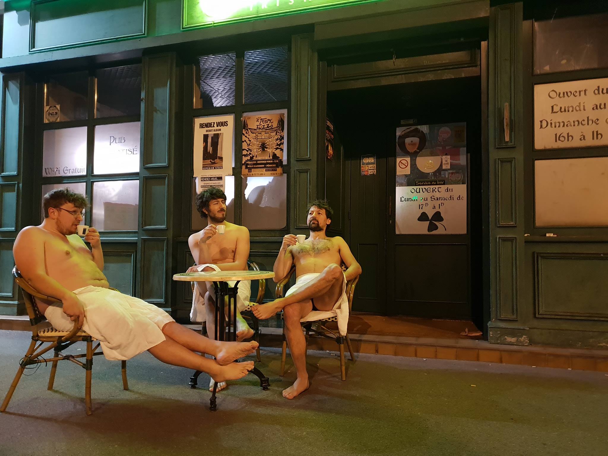 jojobeam-photo du groupe de math rock en terrasse d'un café en serviette de bain